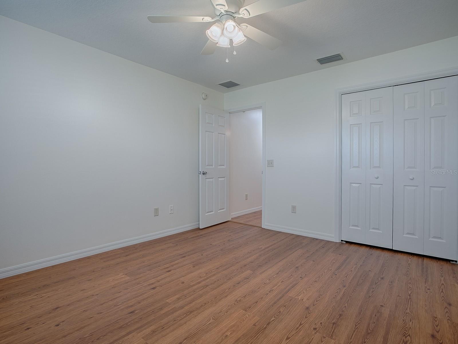 Listing photo id 17 for 1521 Hollyberry Place