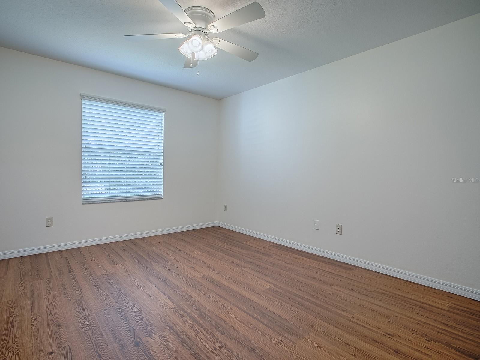 Listing photo id 19 for 1521 Hollyberry Place