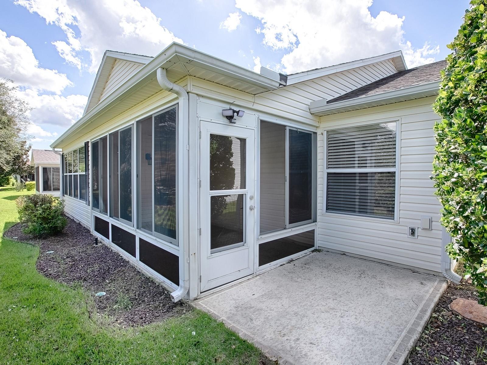 Listing photo id 23 for 1521 Hollyberry Place