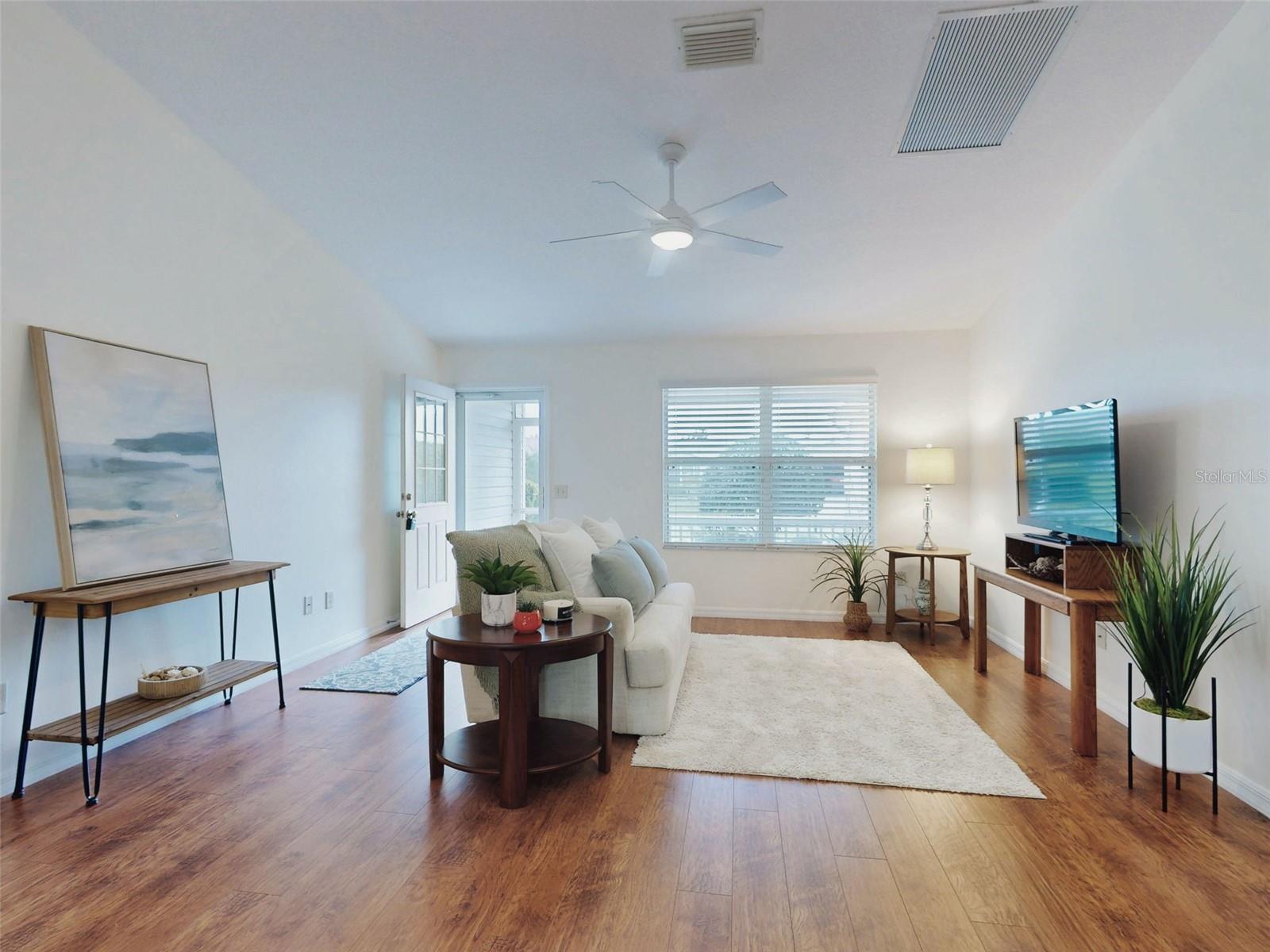 Listing photo id 2 for 1521 Hollyberry Place