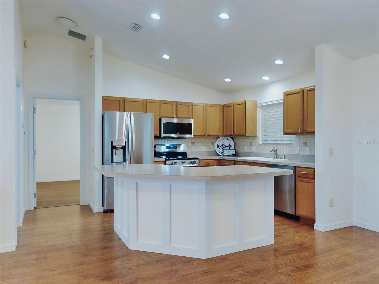 Listing photo id 3 for 1521 Hollyberry Place