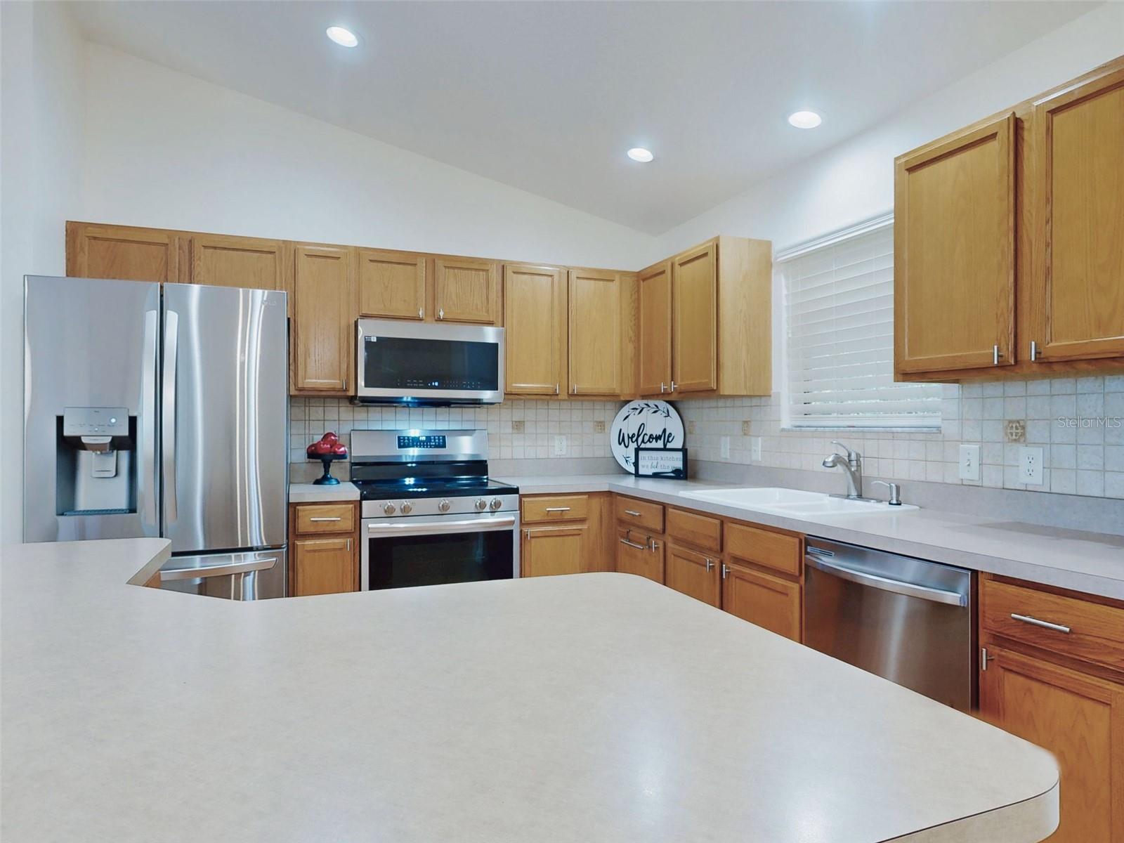 Listing photo id 4 for 1521 Hollyberry Place