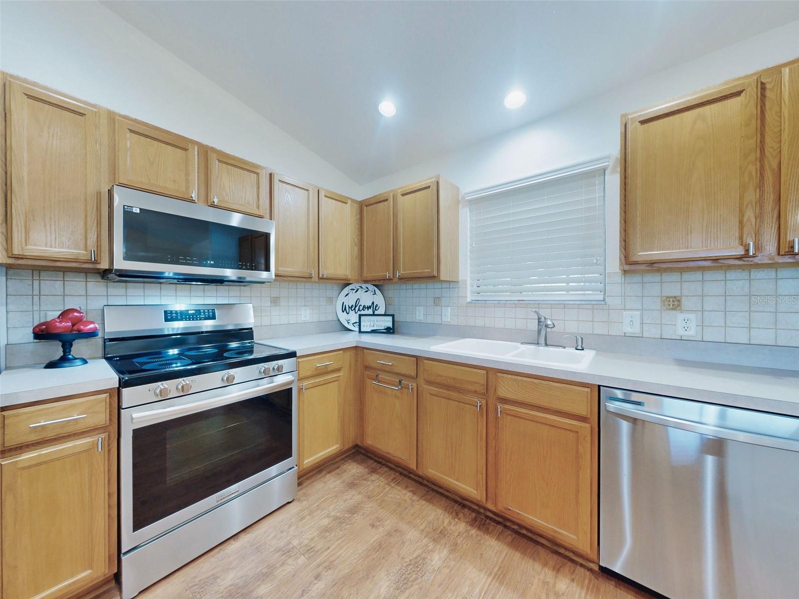 Listing photo id 5 for 1521 Hollyberry Place