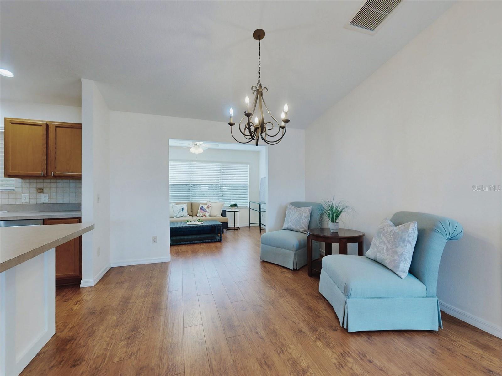 Listing photo id 7 for 1521 Hollyberry Place