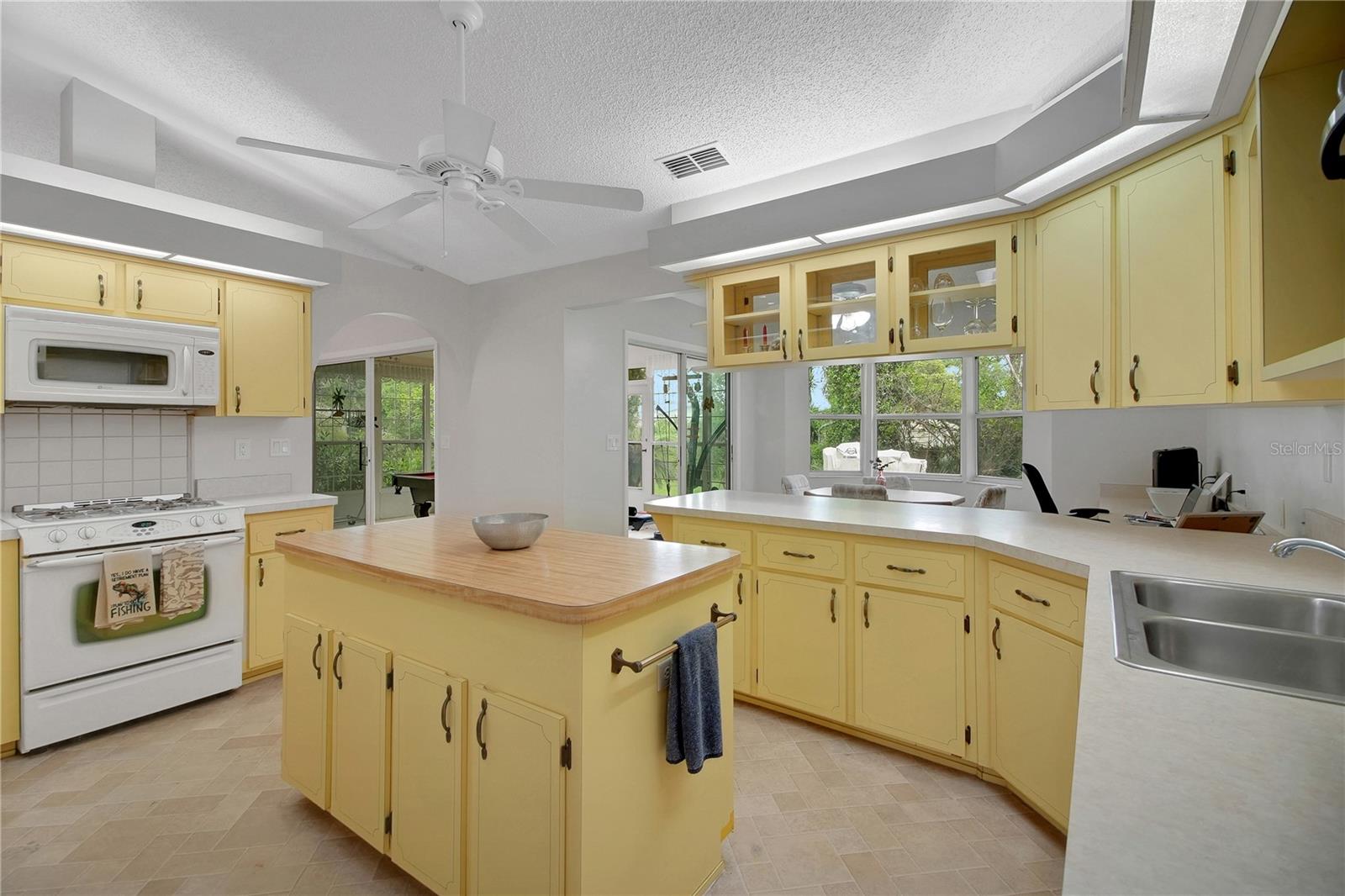 Image 15 of 75 For 335 River Glass Court