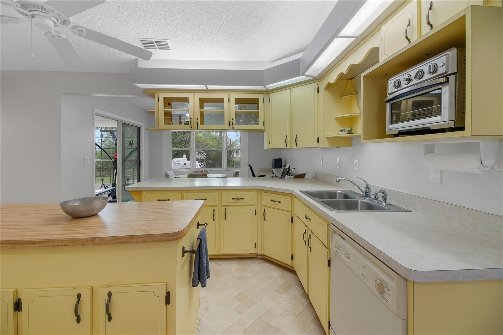 Image 16 of 75 For 335 River Glass Court