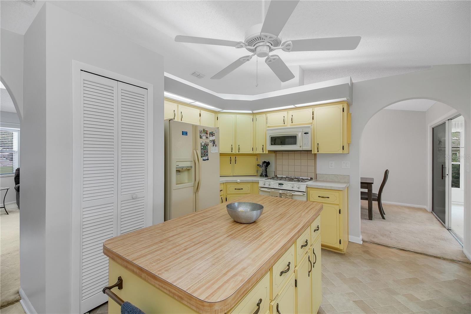 Image 17 of 75 For 335 River Glass Court