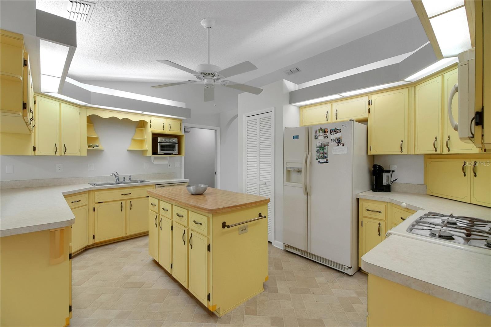 Image 19 of 75 For 335 River Glass Court