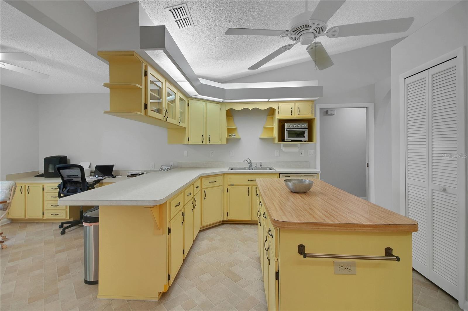 Image 20 of 75 For 335 River Glass Court