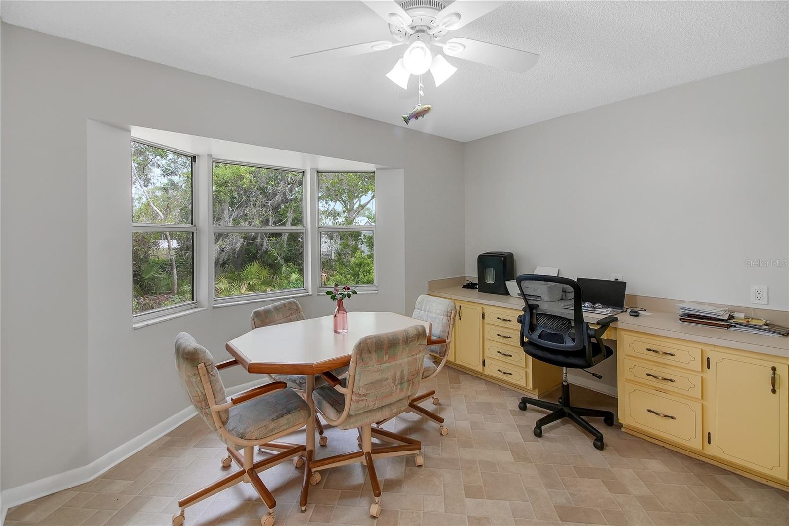 Image 21 of 75 For 335 River Glass Court