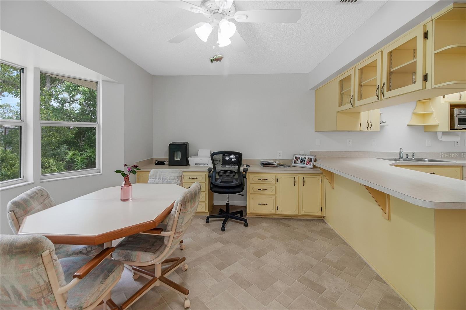 Image 22 of 75 For 335 River Glass Court