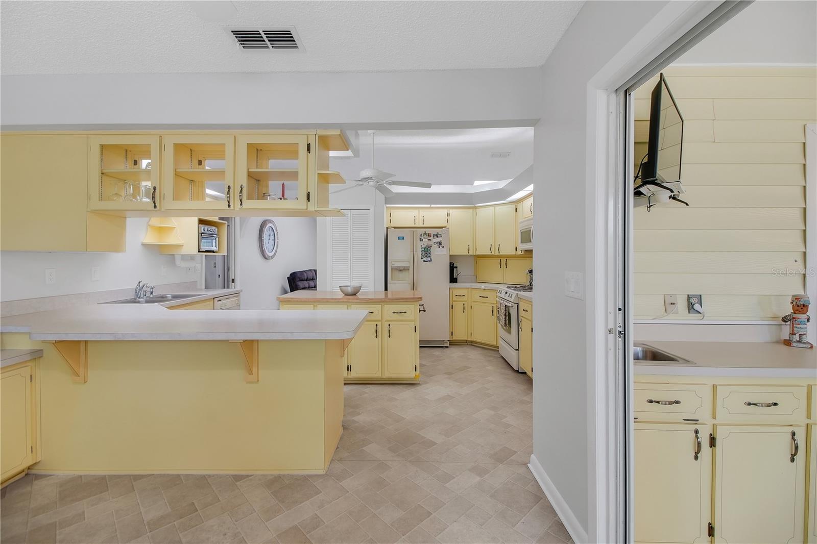 Image 23 of 75 For 335 River Glass Court