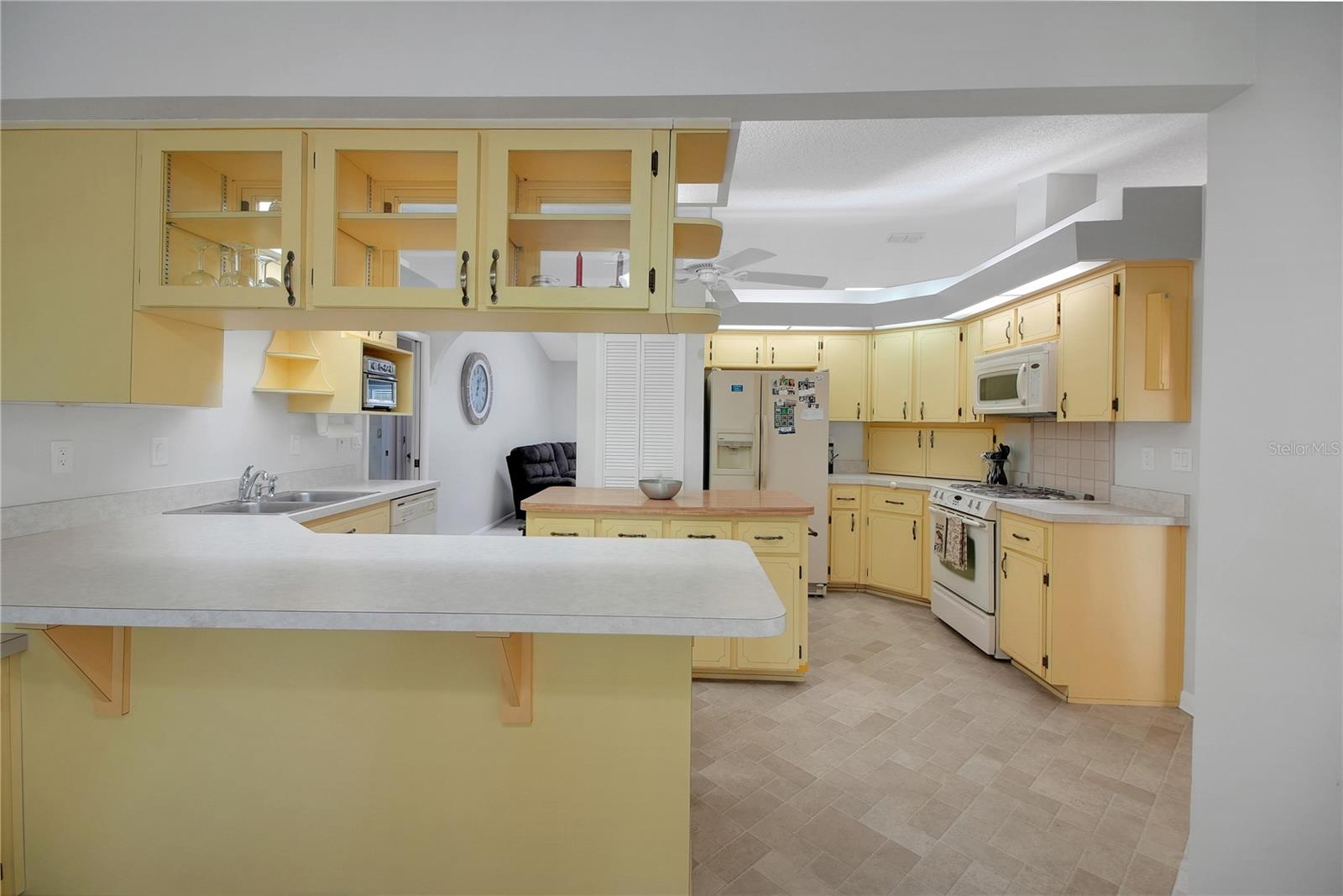 Image 24 of 75 For 335 River Glass Court