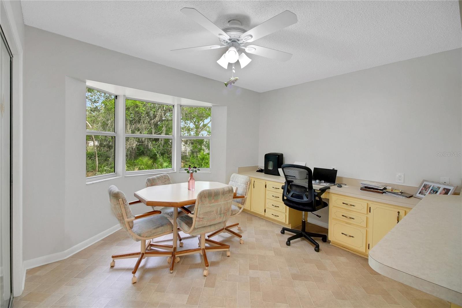 Image 25 of 75 For 335 River Glass Court