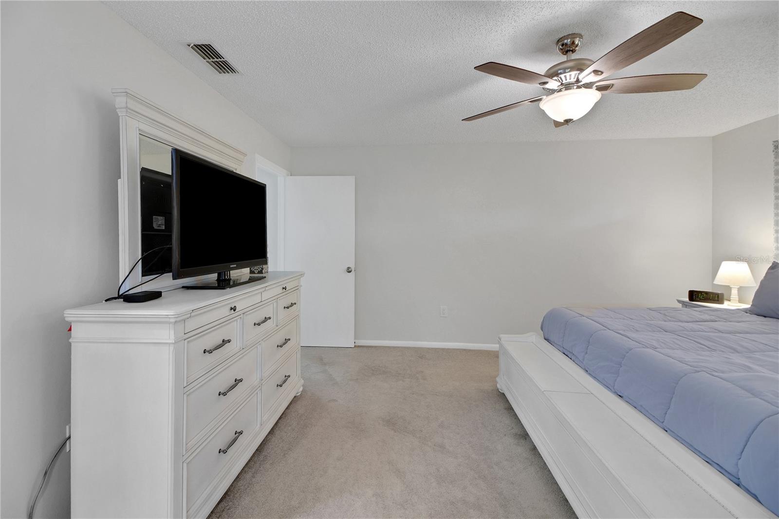 Image 33 of 75 For 335 River Glass Court