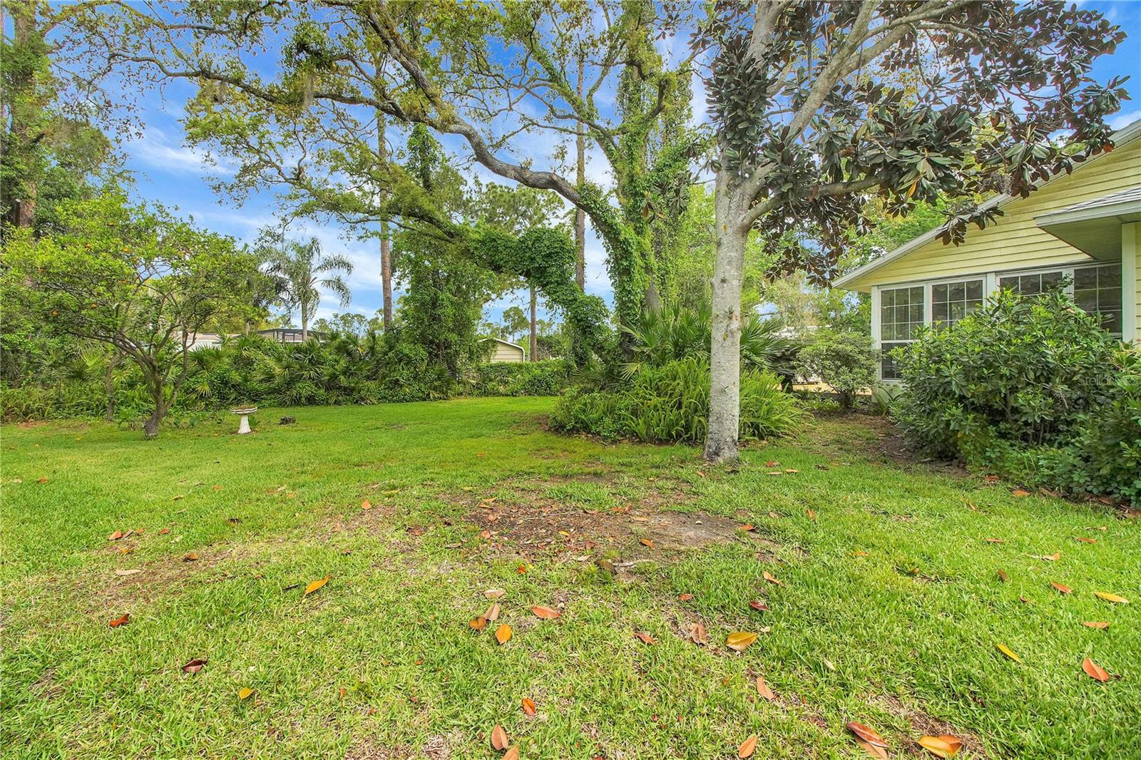 Image 4 of 75 For 335 River Glass Court