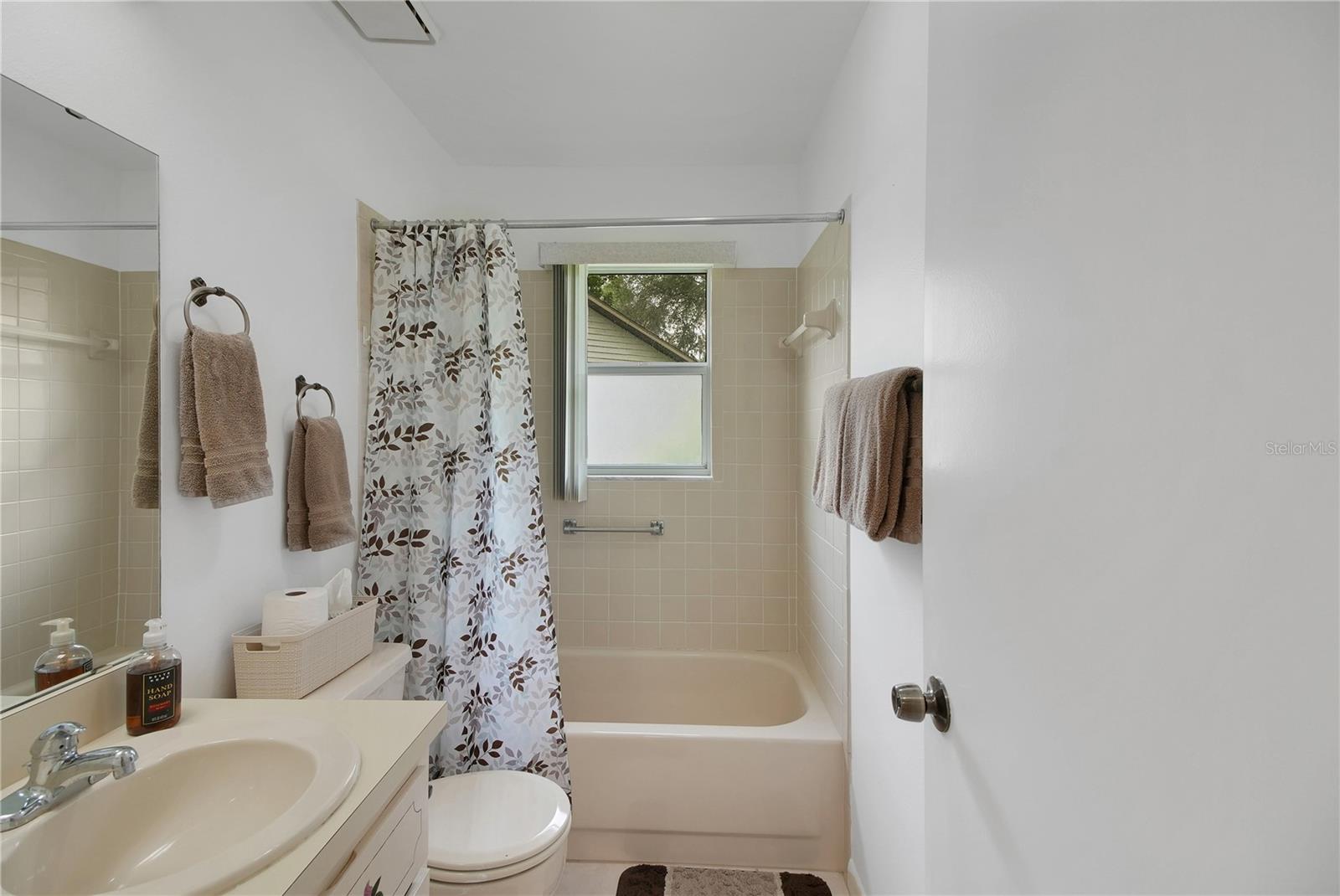 Image 46 of 75 For 335 River Glass Court