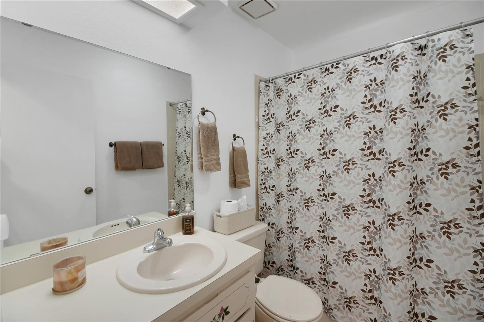 Image 47 of 75 For 335 River Glass Court