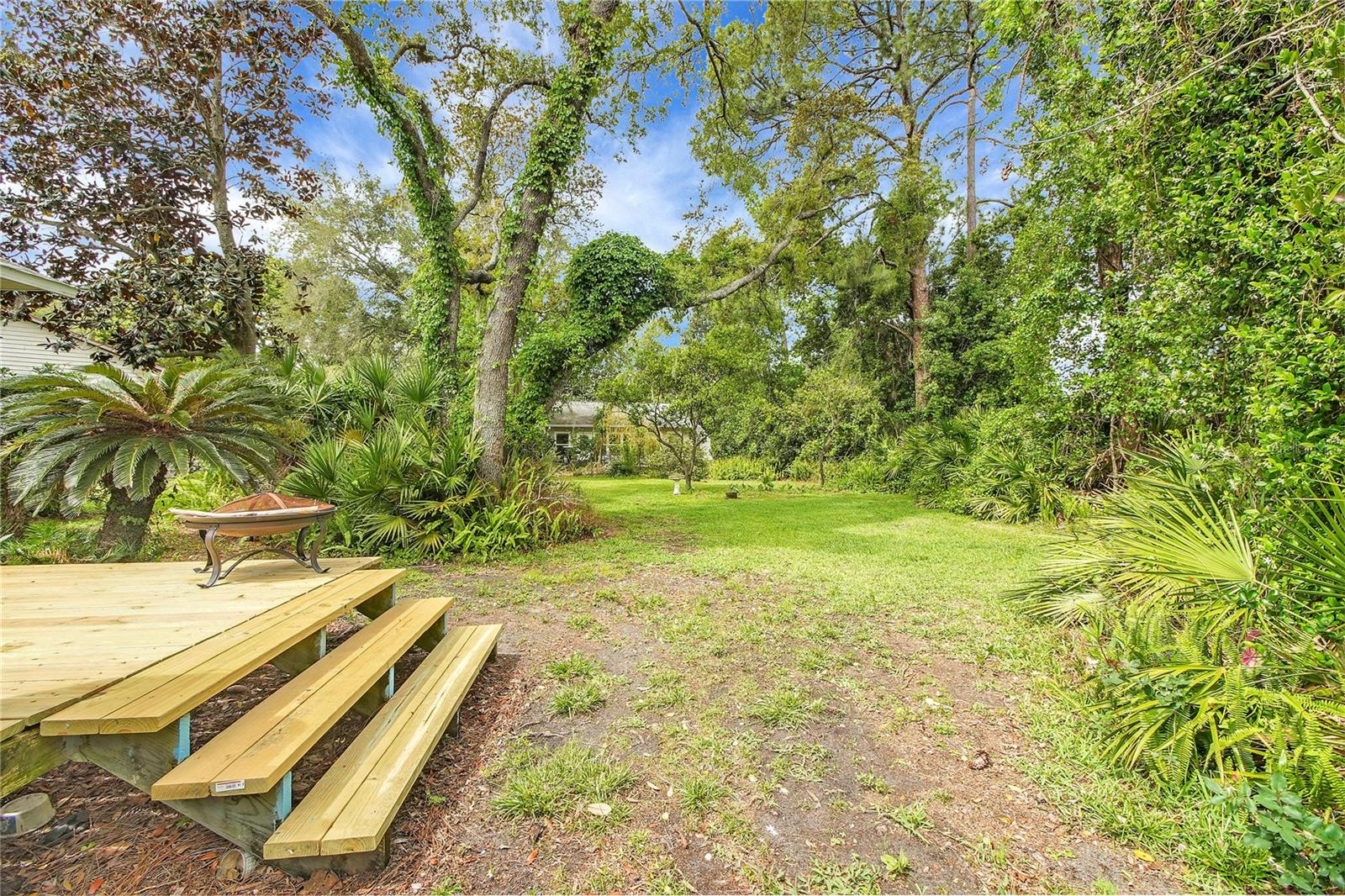 Image 7 of 75 For 335 River Glass Court