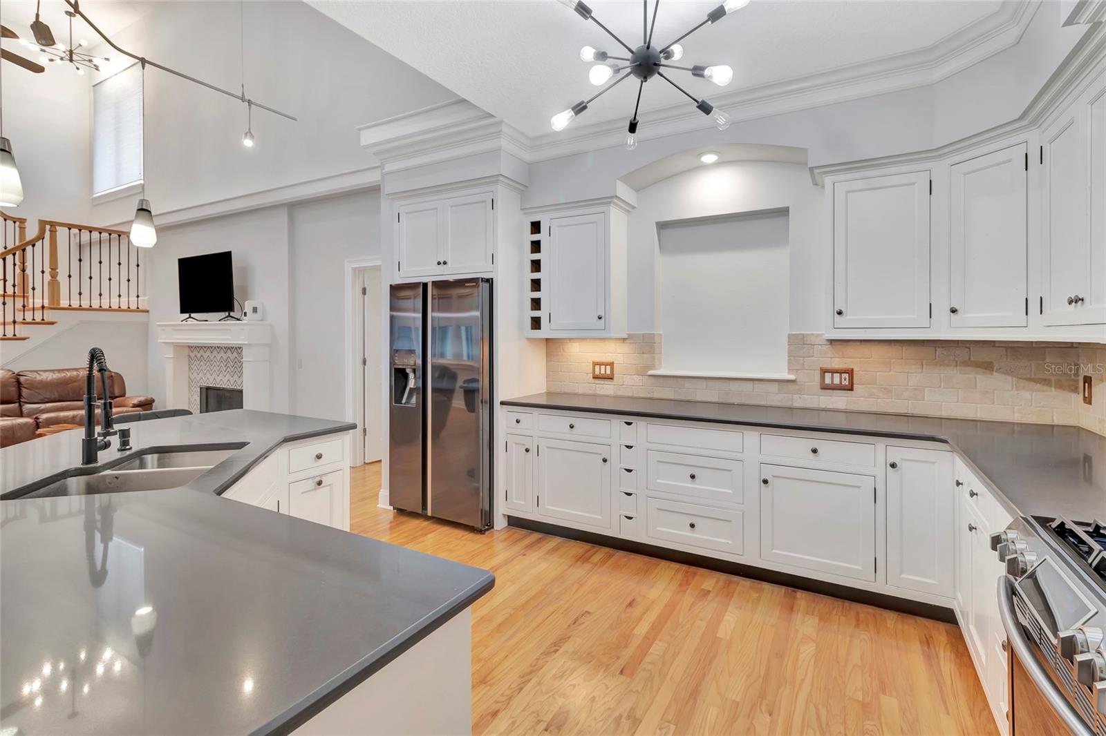 Image 10 of 73 For 1215 Lakeshore Drive