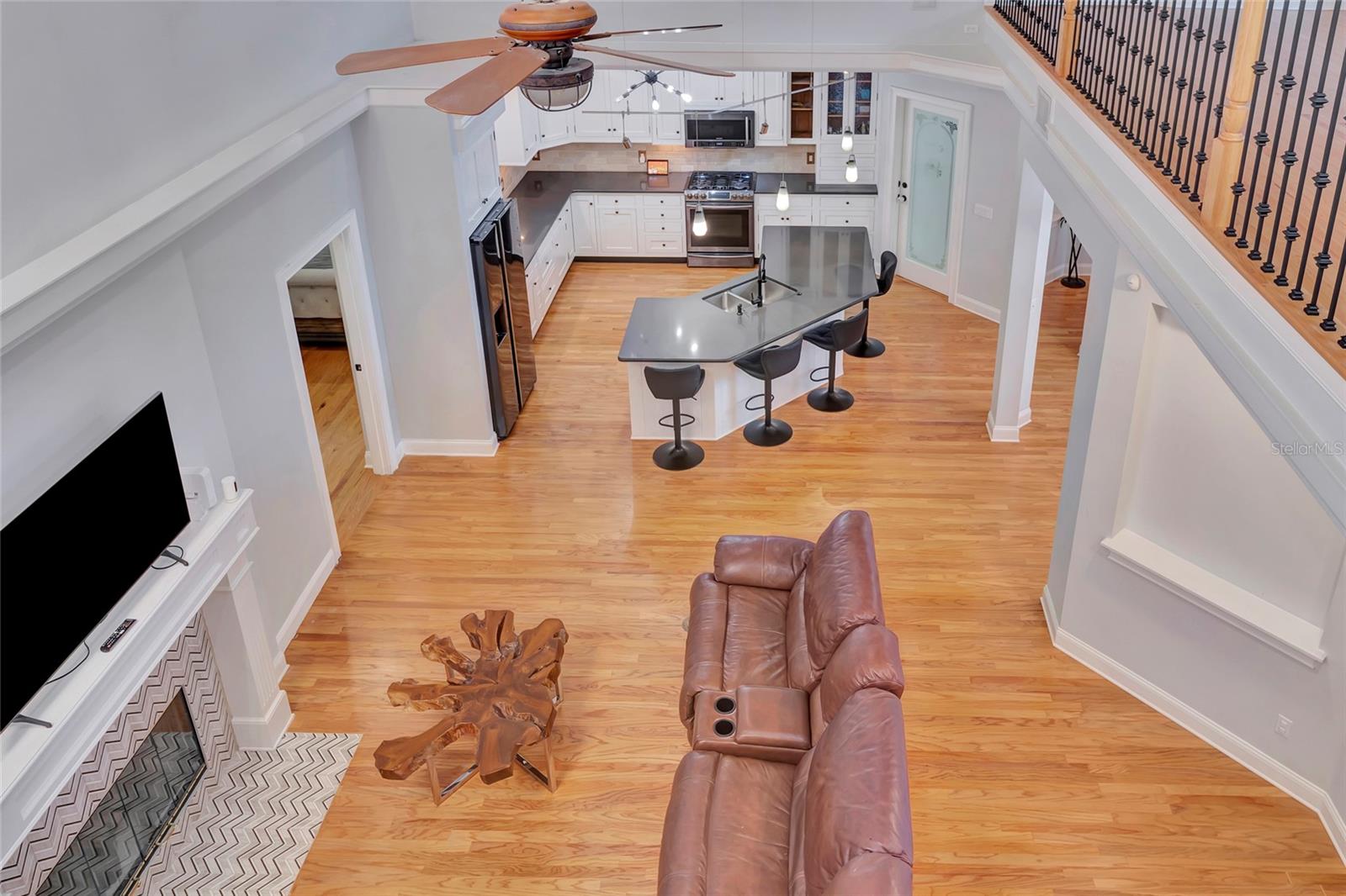 Image 34 of 73 For 1215 Lakeshore Drive