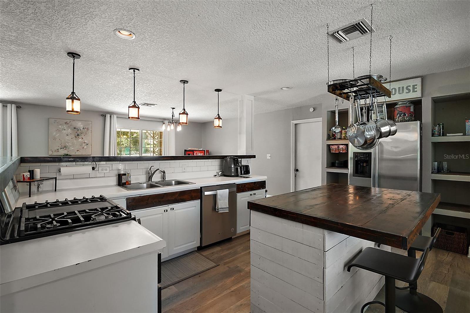 Image 10 of 37 For 705 Summit Court