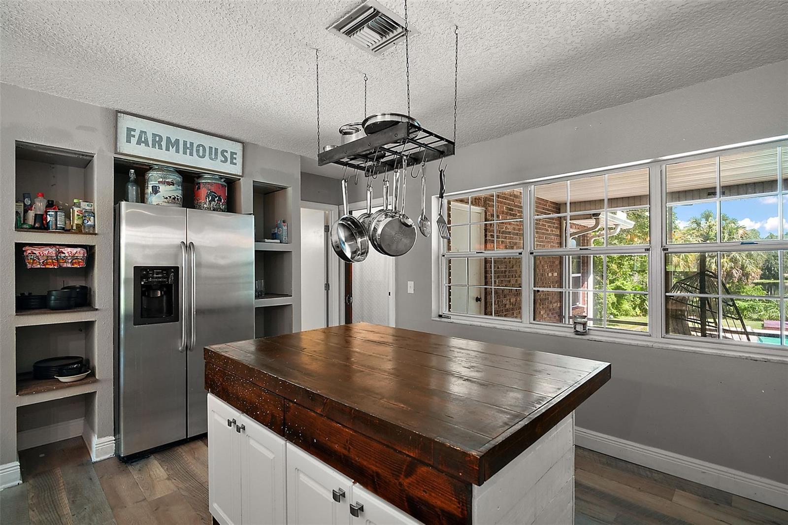 Image 11 of 37 For 705 Summit Court