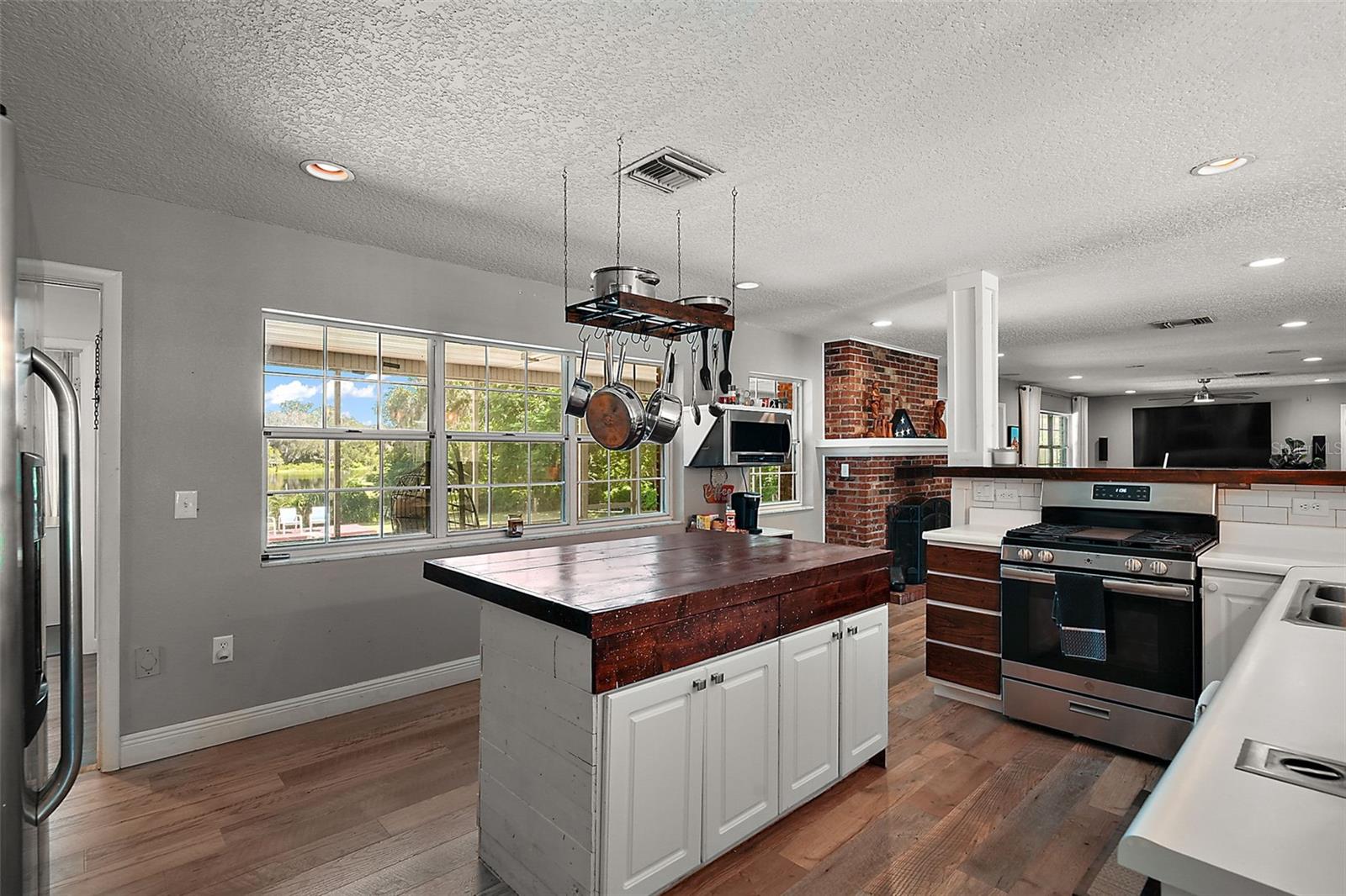 Image 12 of 37 For 705 Summit Court