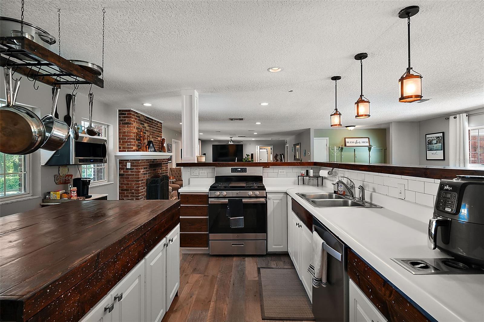 Image 13 of 37 For 705 Summit Court