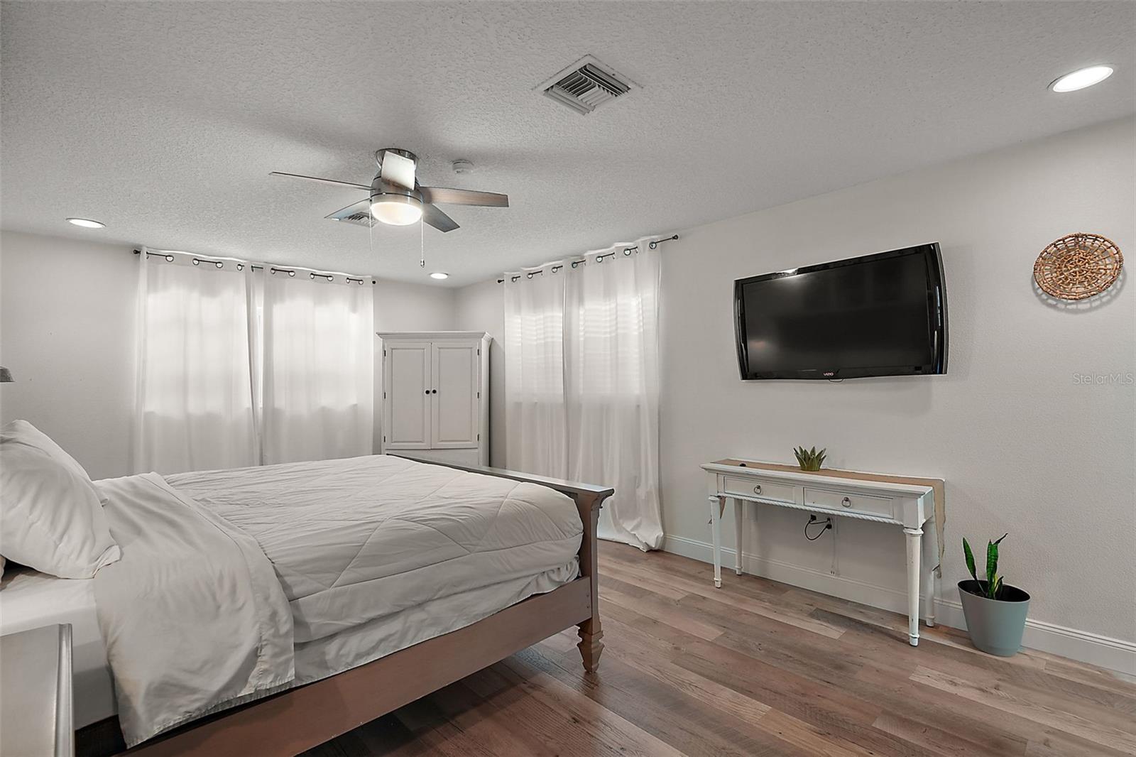 Image 15 of 37 For 705 Summit Court