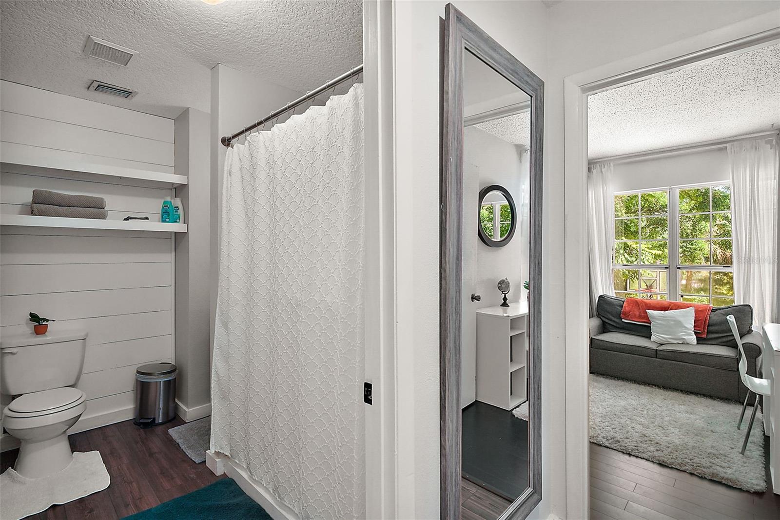 Image 21 of 37 For 705 Summit Court