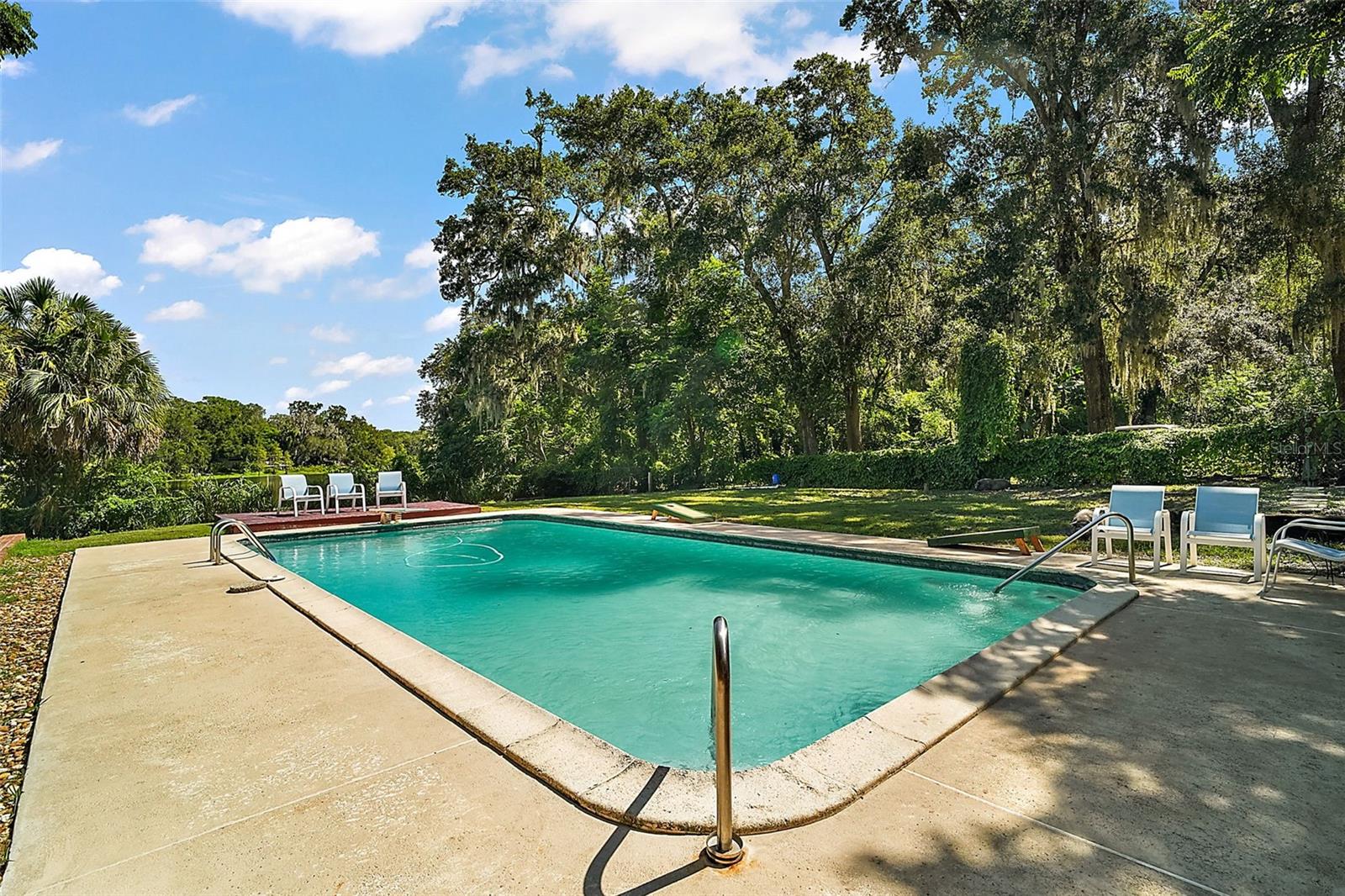 Image 29 of 37 For 705 Summit Court