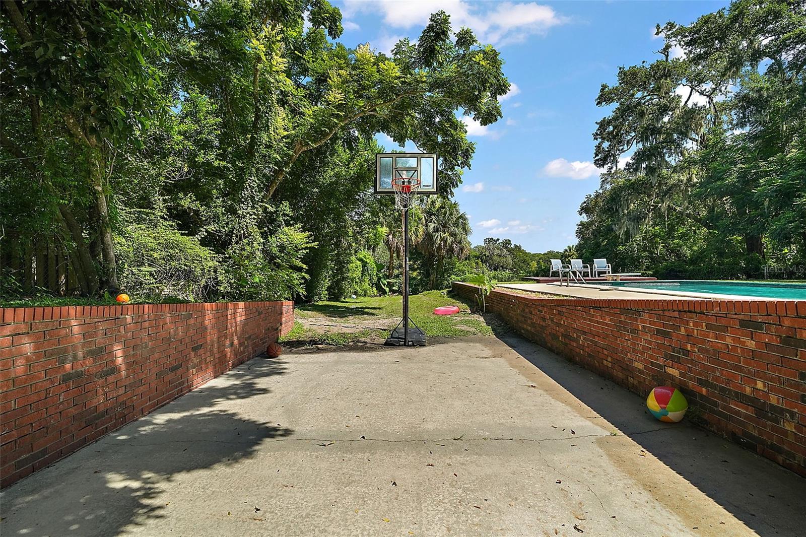 Image 33 of 37 For 705 Summit Court