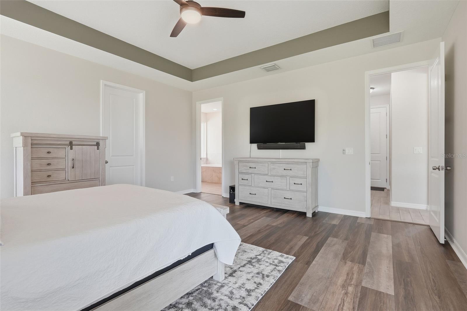 Image 35 of 47 For 14692 Green Valley Boulevard