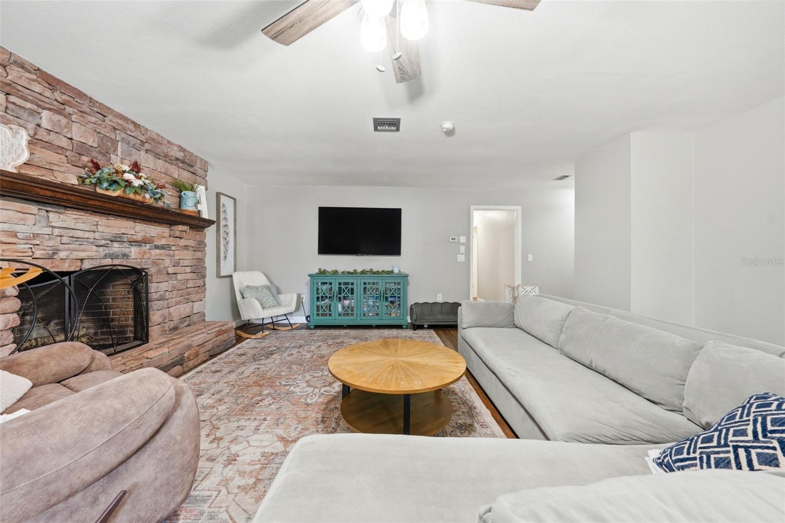 Image 11 of 45 For 923 Park Drive