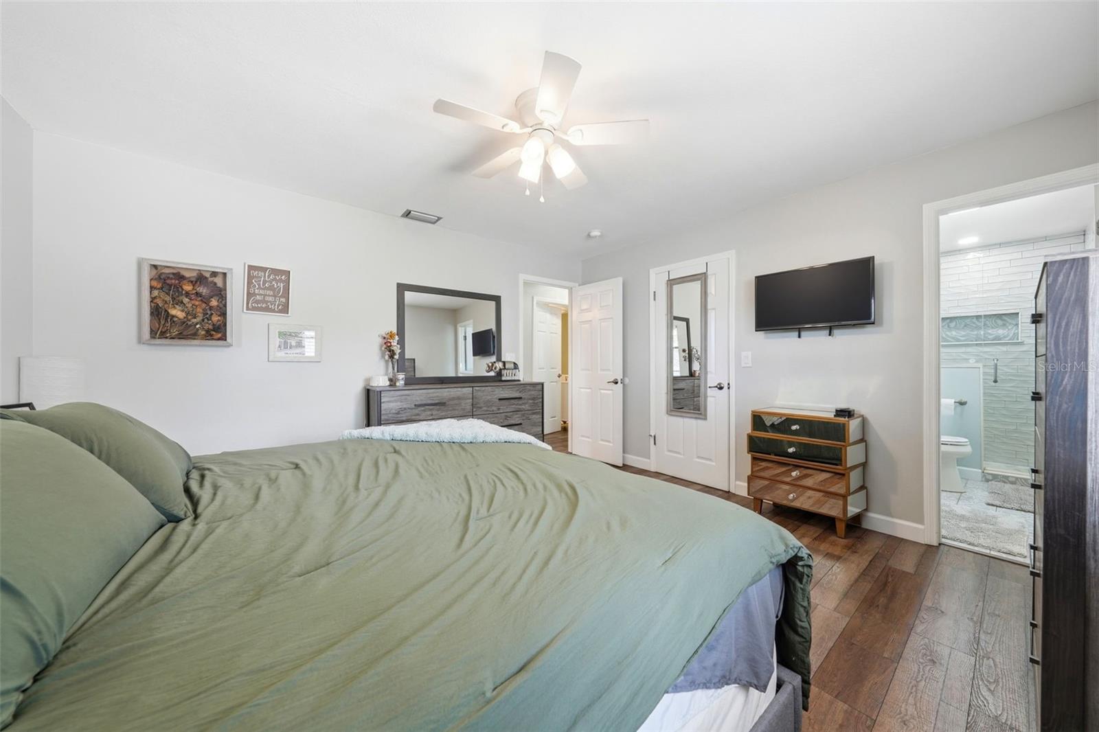 Image 17 of 45 For 923 Park Drive