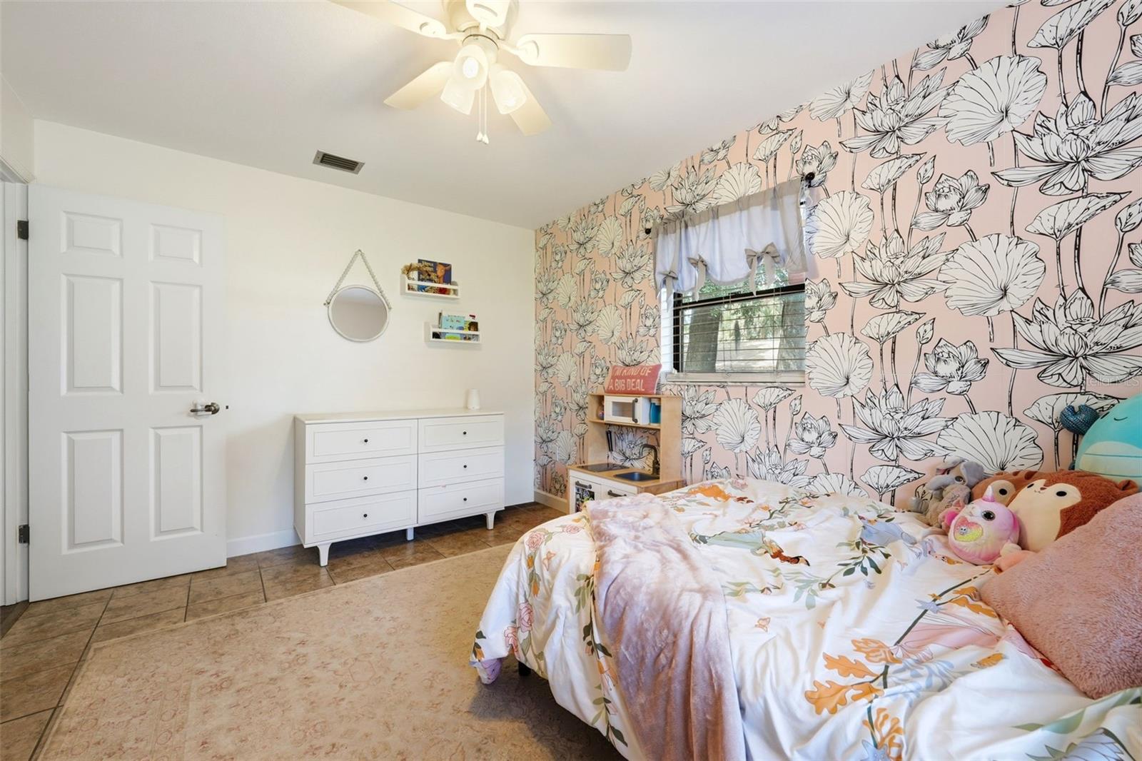 Image 22 of 45 For 923 Park Drive