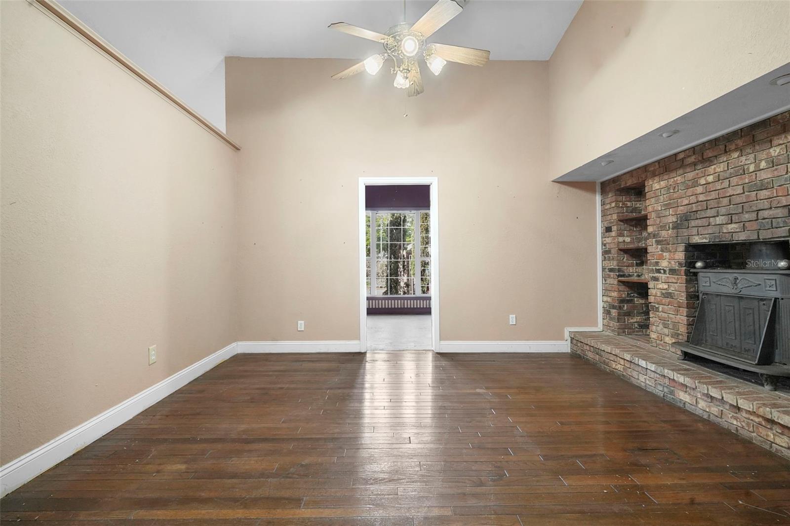 Image 33 of 67 For 227 Hawthorne Avenue