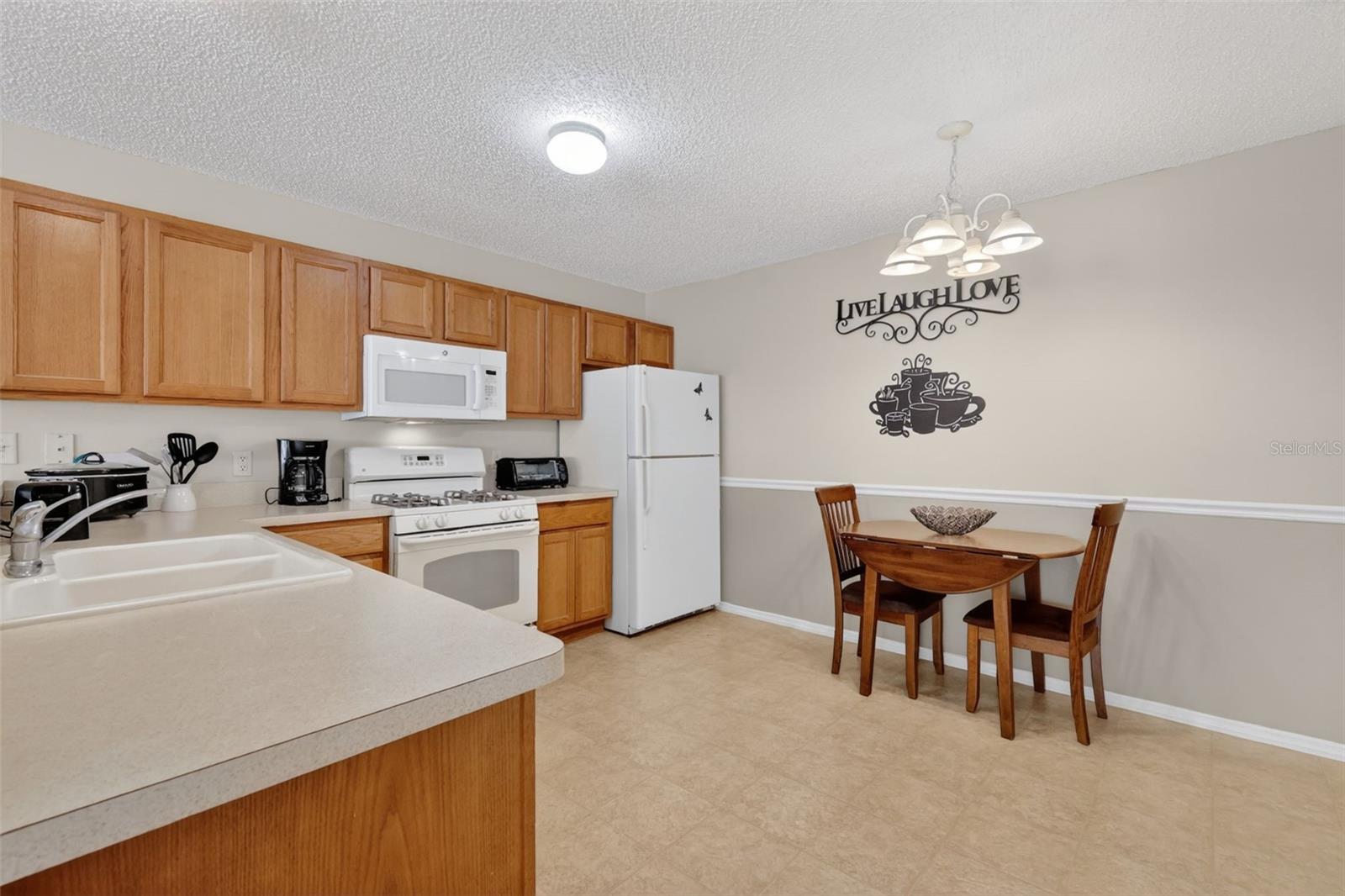 Listing photo id 8 for 1460 Crestwood Lane