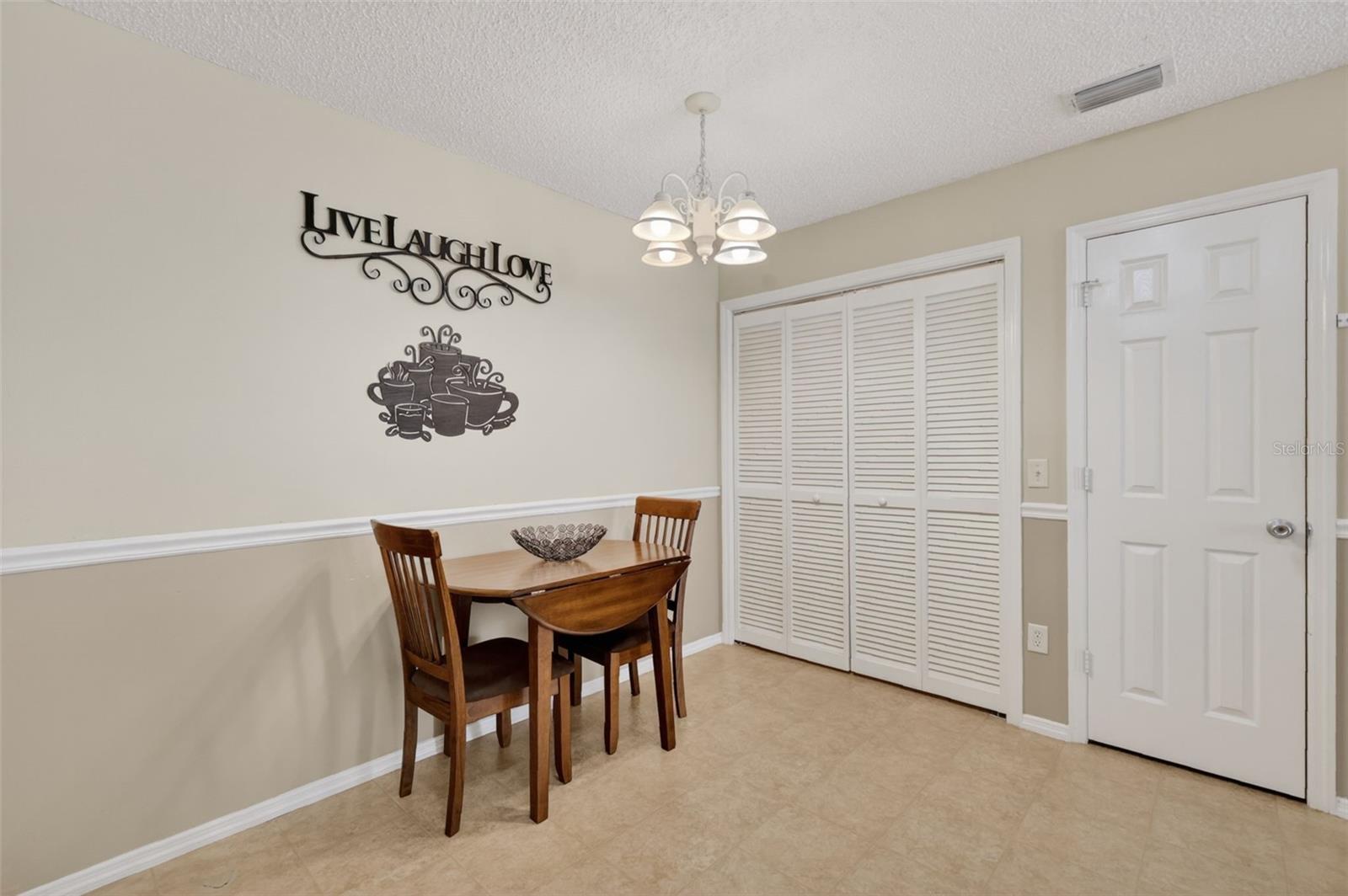 Listing photo id 11 for 1460 Crestwood Lane