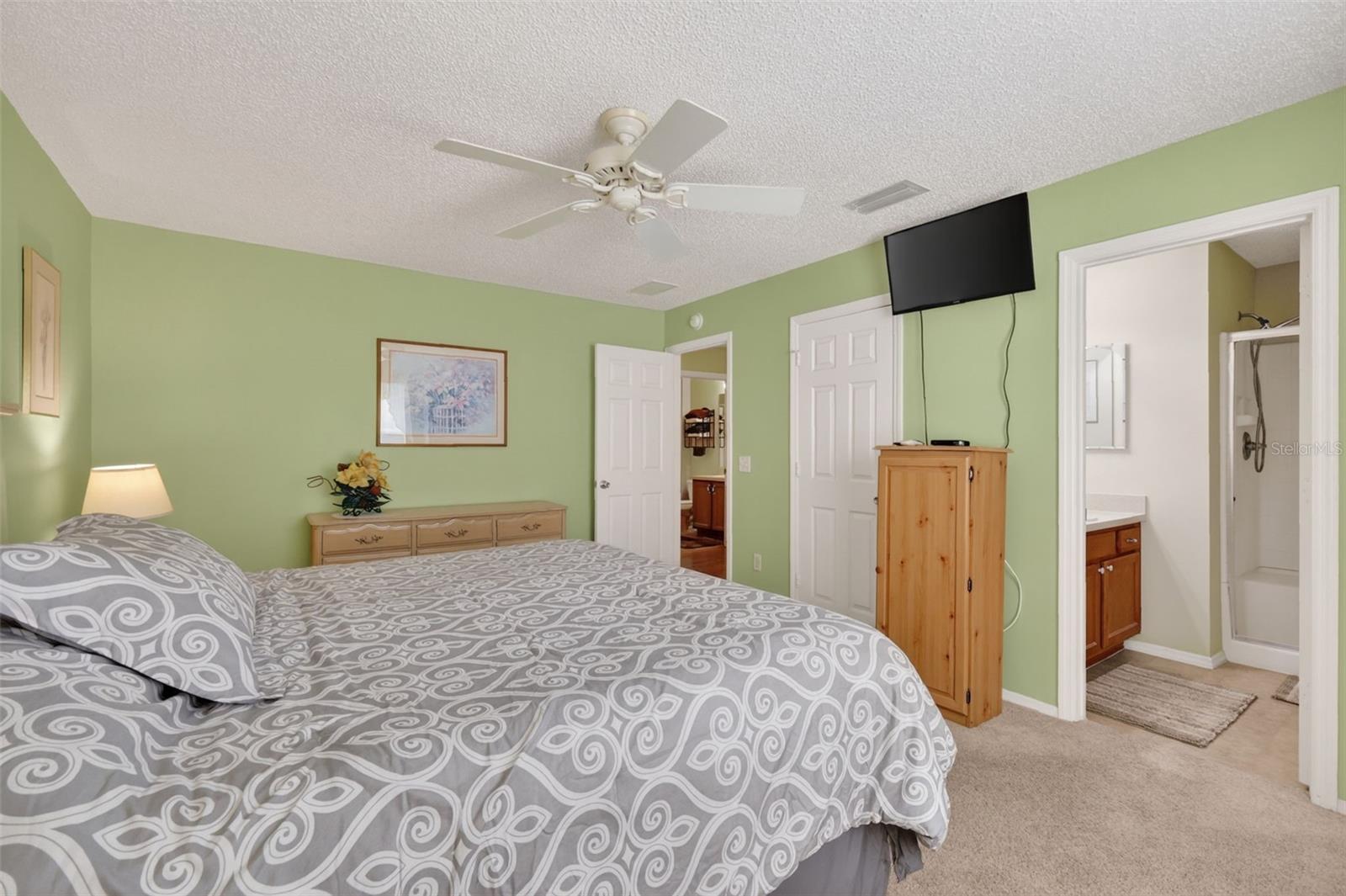 Listing photo id 13 for 1460 Crestwood Lane