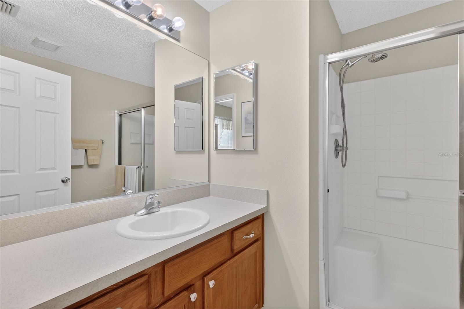 Listing photo id 15 for 1460 Crestwood Lane