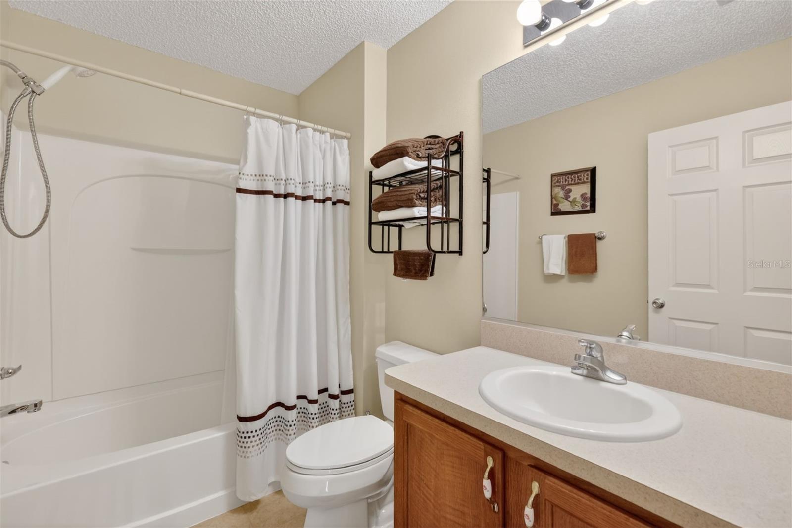 Listing photo id 18 for 1460 Crestwood Lane