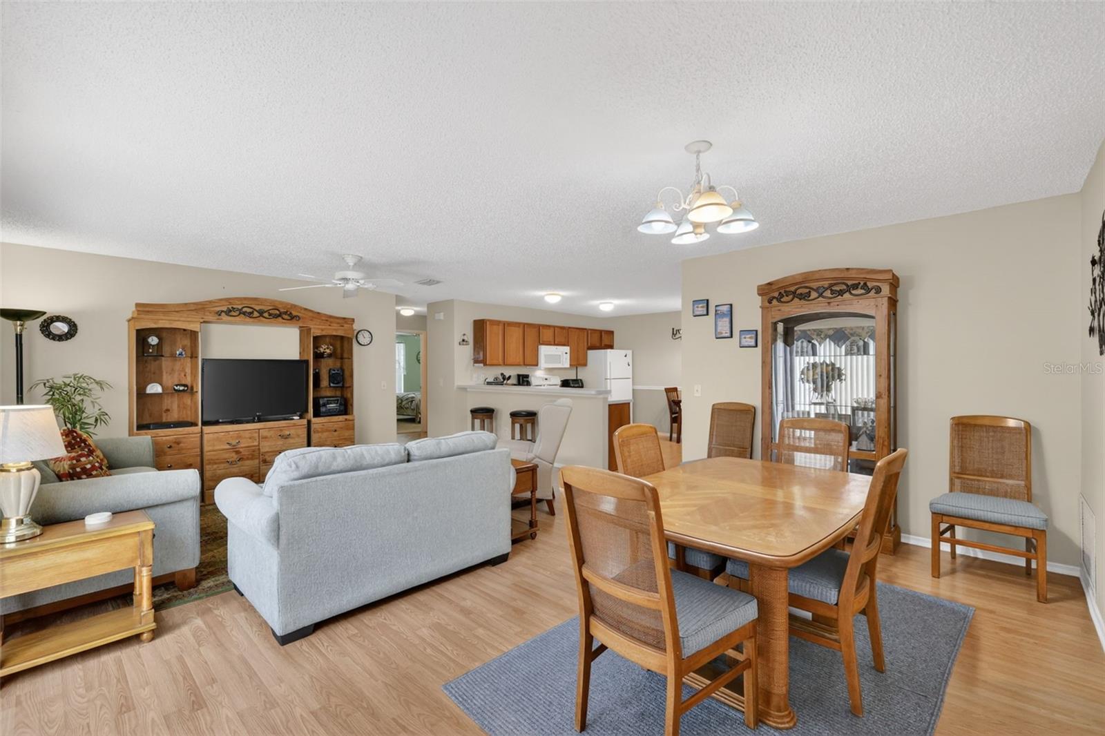 Listing photo id 2 for 1460 Crestwood Lane