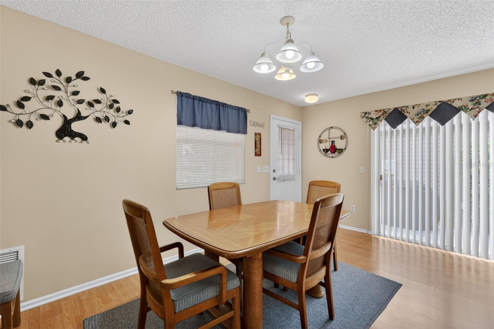 Listing photo id 4 for 1460 Crestwood Lane