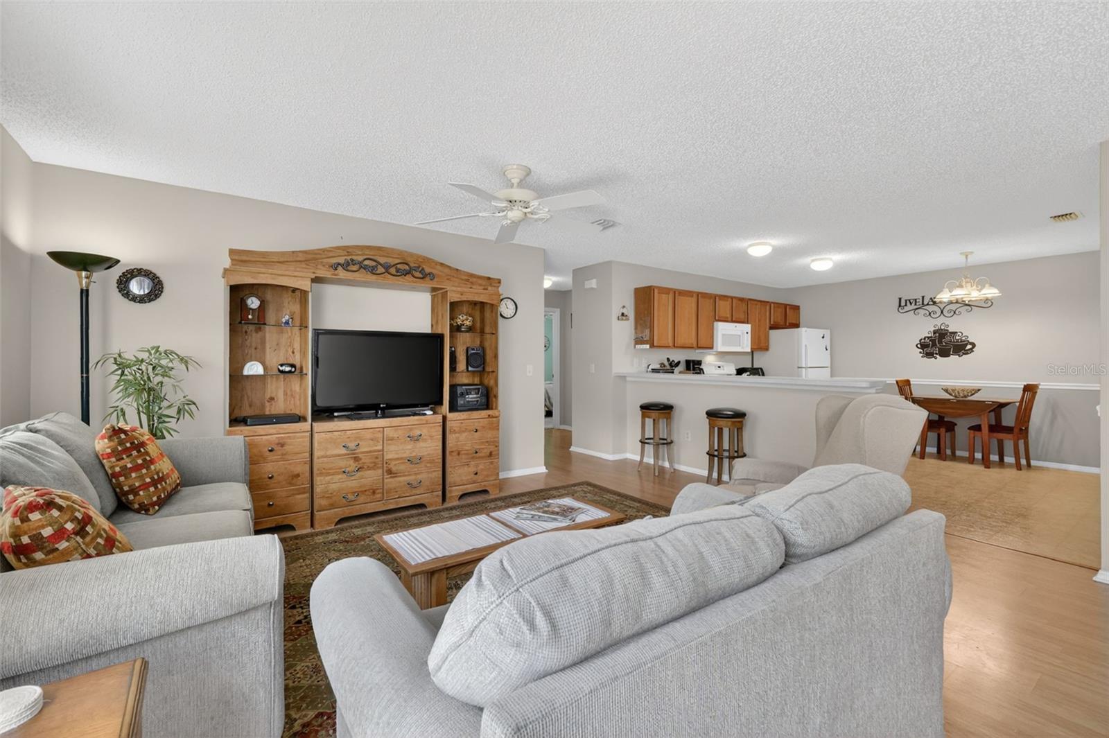 Listing photo id 5 for 1460 Crestwood Lane