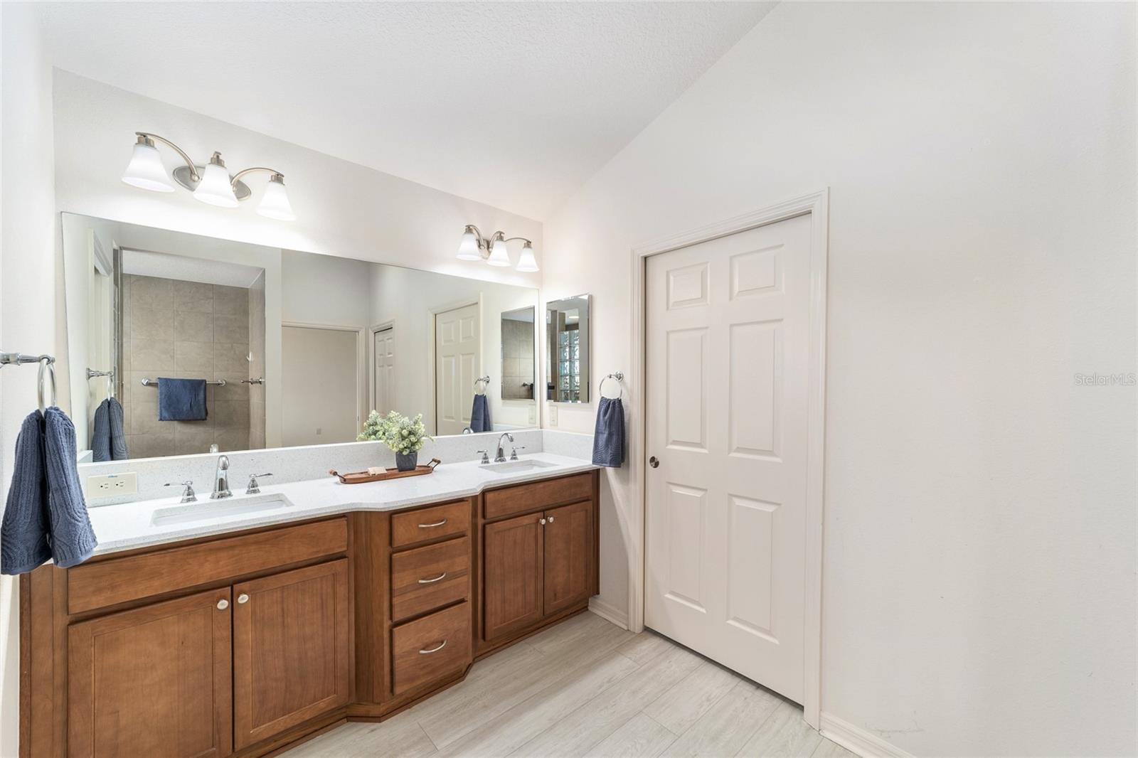 Image 25 of 50 For 481 Island House Path