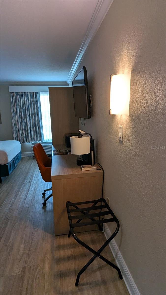 Image 21 of 58 For 3000 Maingate Lane 421