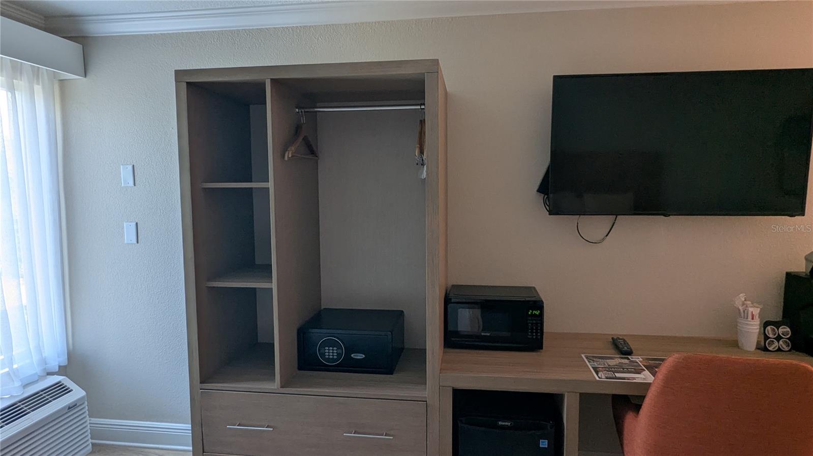 Image 9 of 58 For 3000 Maingate Lane 421