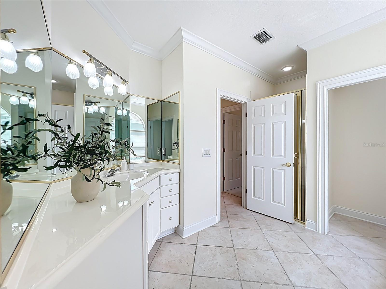 Image 34 of 100 For 1861 Edgewater Drive